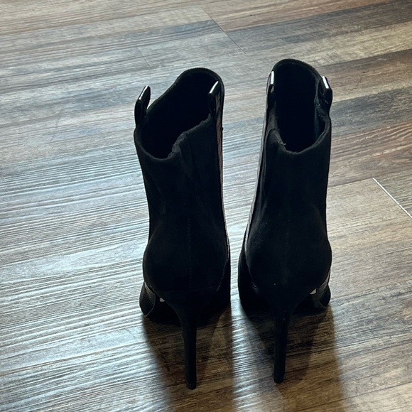 Sakes Fifth Avenue Black Crocodile Embossed-Trim Booties / Size: 7.5 - Picture 5 of 7